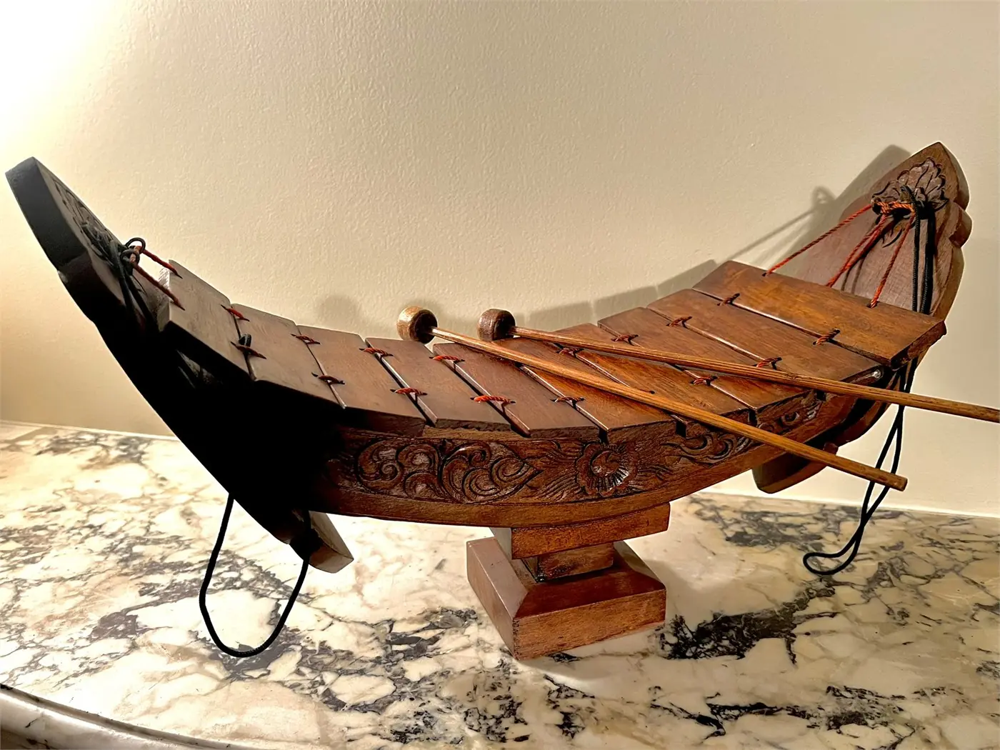 Petit xylophone en bois sculpté Roneat – Cambodge – 53 cm