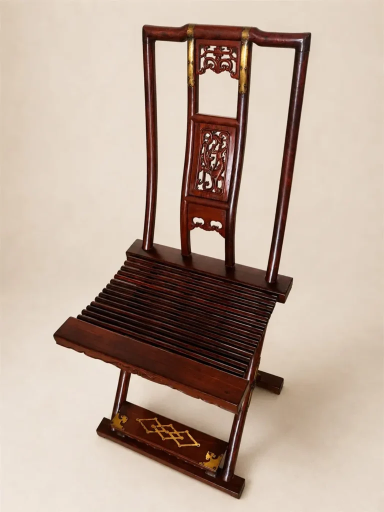 Chaise pliante thaïlandaise en padouk sculpté et laiton