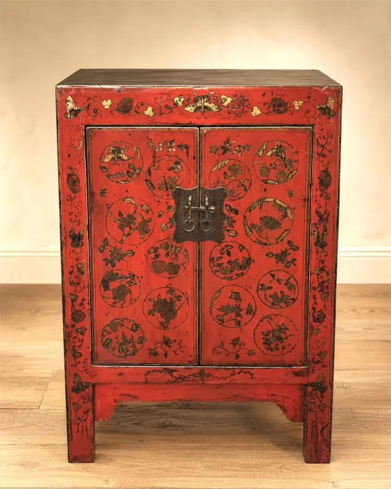 Meuble tibétain en laque rouge