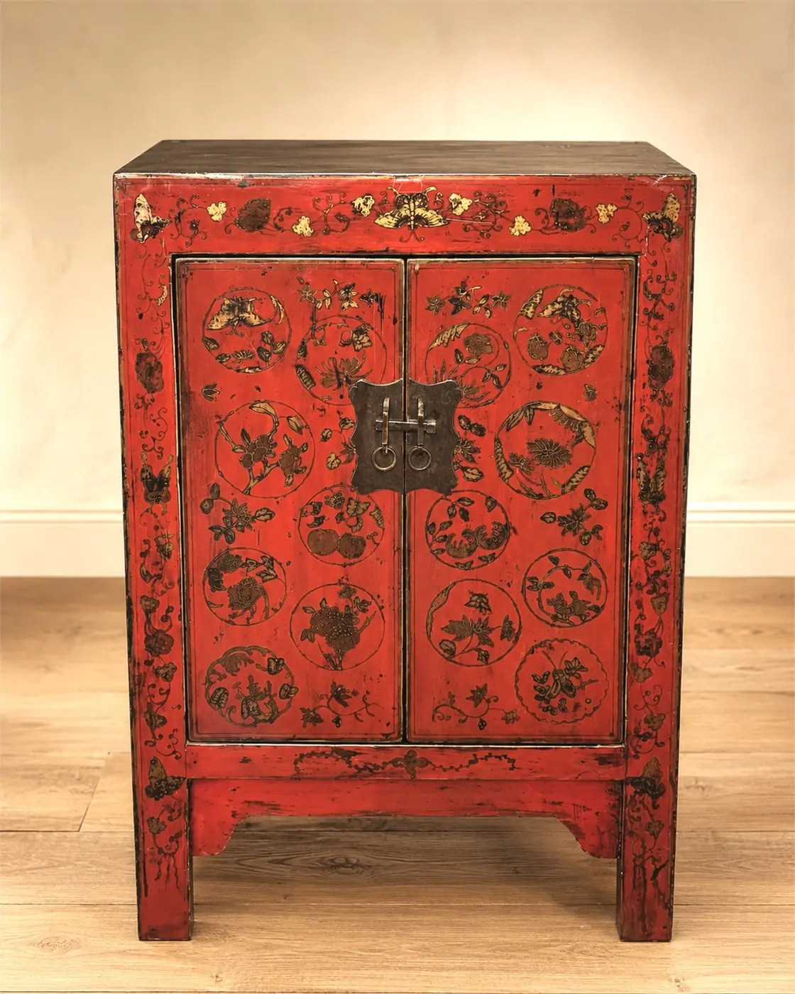 Meuble tibétain en laque rouge à décors dorés à la feuille