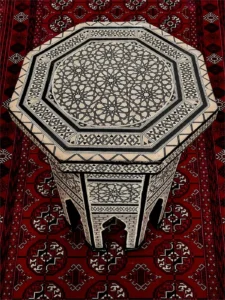 Guéridon marocain octogonal en bois et incrustations de nacre