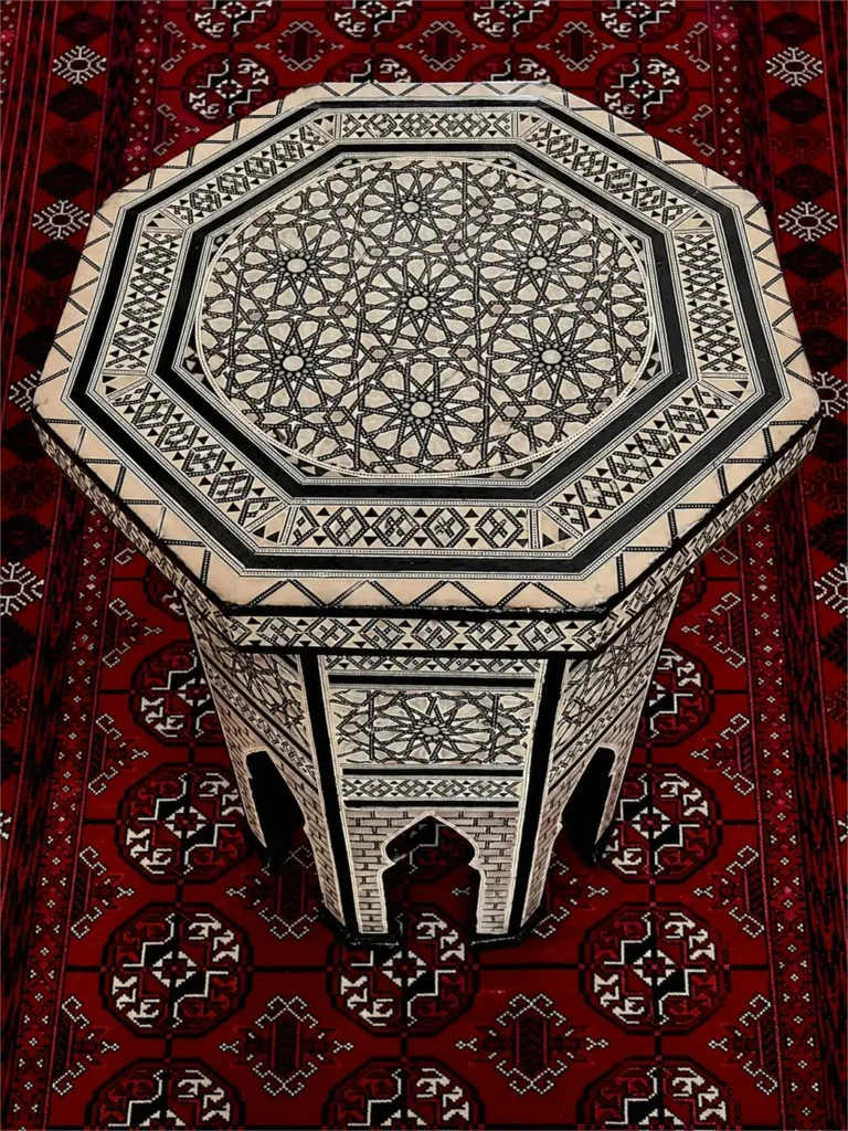 Guéridon marocain octogonal en bois et incrustations de nacre