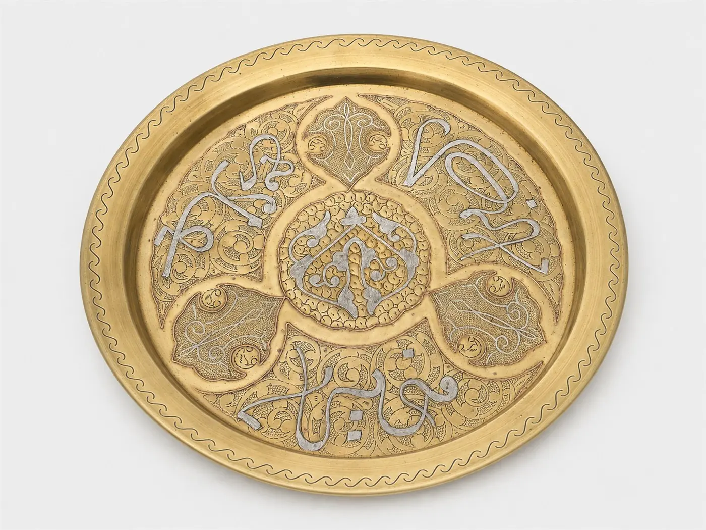 Plateau oriental en laiton gravé avec incrustations, décor néo-mamelouk
