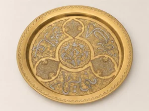 Plateau oriental en laiton gravé avec incrustations, décor néo-mamelouk
