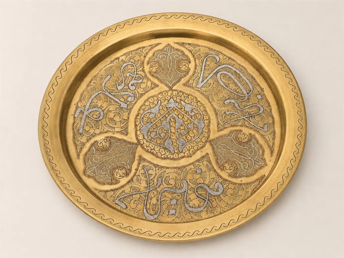 Plateau oriental en laiton gravé avec incrustations, décor néo-mamelouk