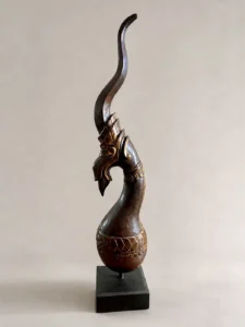 Grand chofa en bois sculpté monobloc – ornement de toiture bouddhique