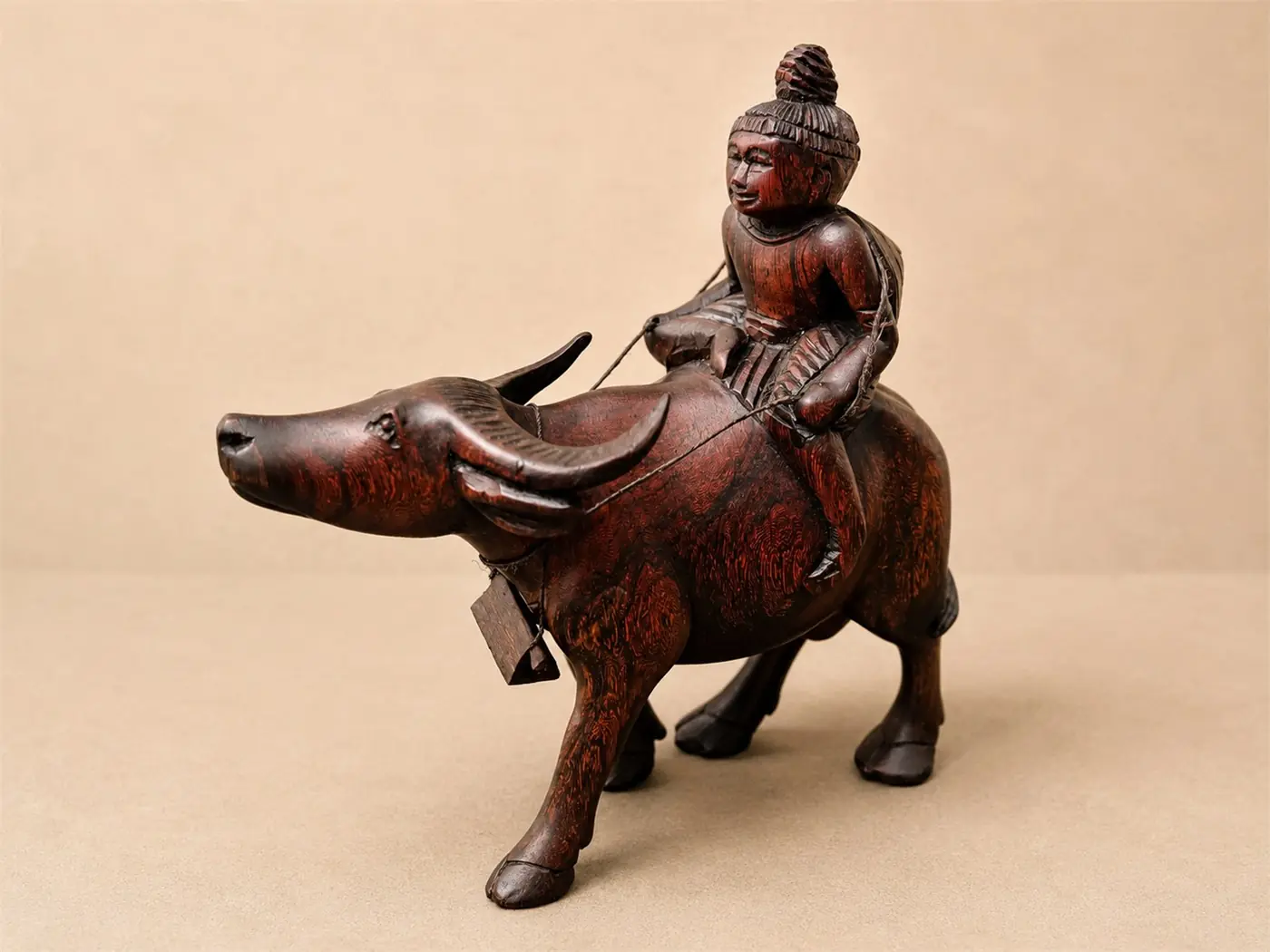 Sculpture vietnamienne en bois de rose – bouvier sur buffle d’eau
