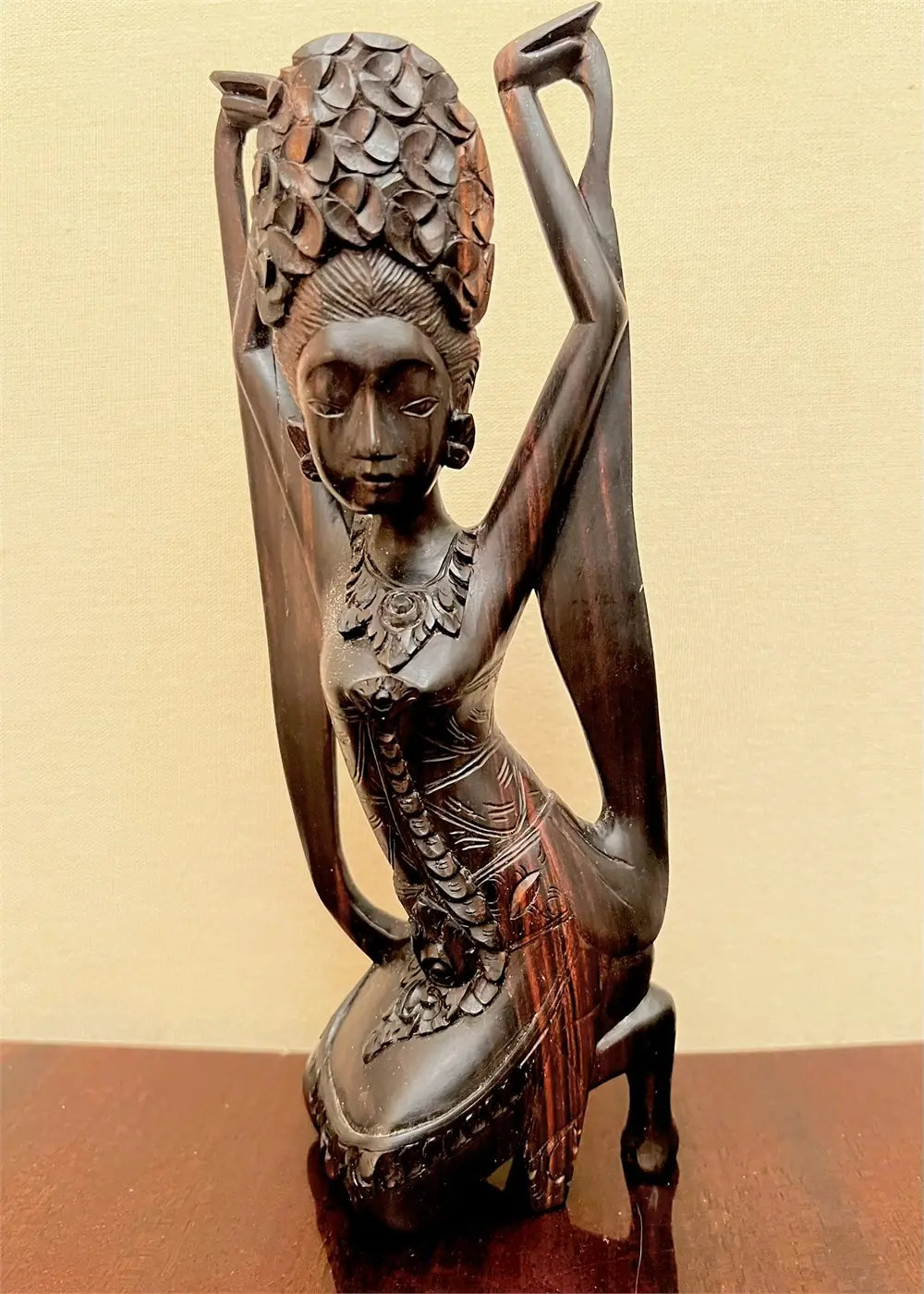 Sculpture de danseuse balinaise en ébène de Macassar – 21cm – Indonésie