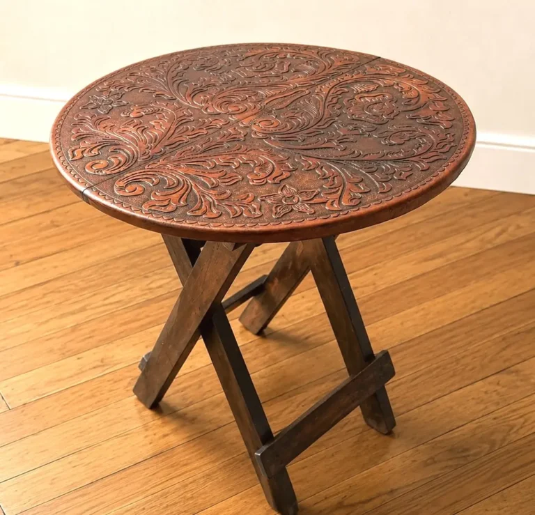 Table péruvienne pliante en cuir repoussé – cuero repujado