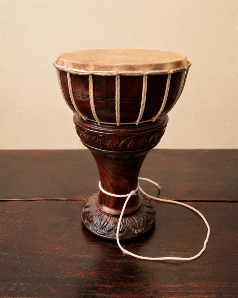 Tambour thon cambodgien en bois sculpté