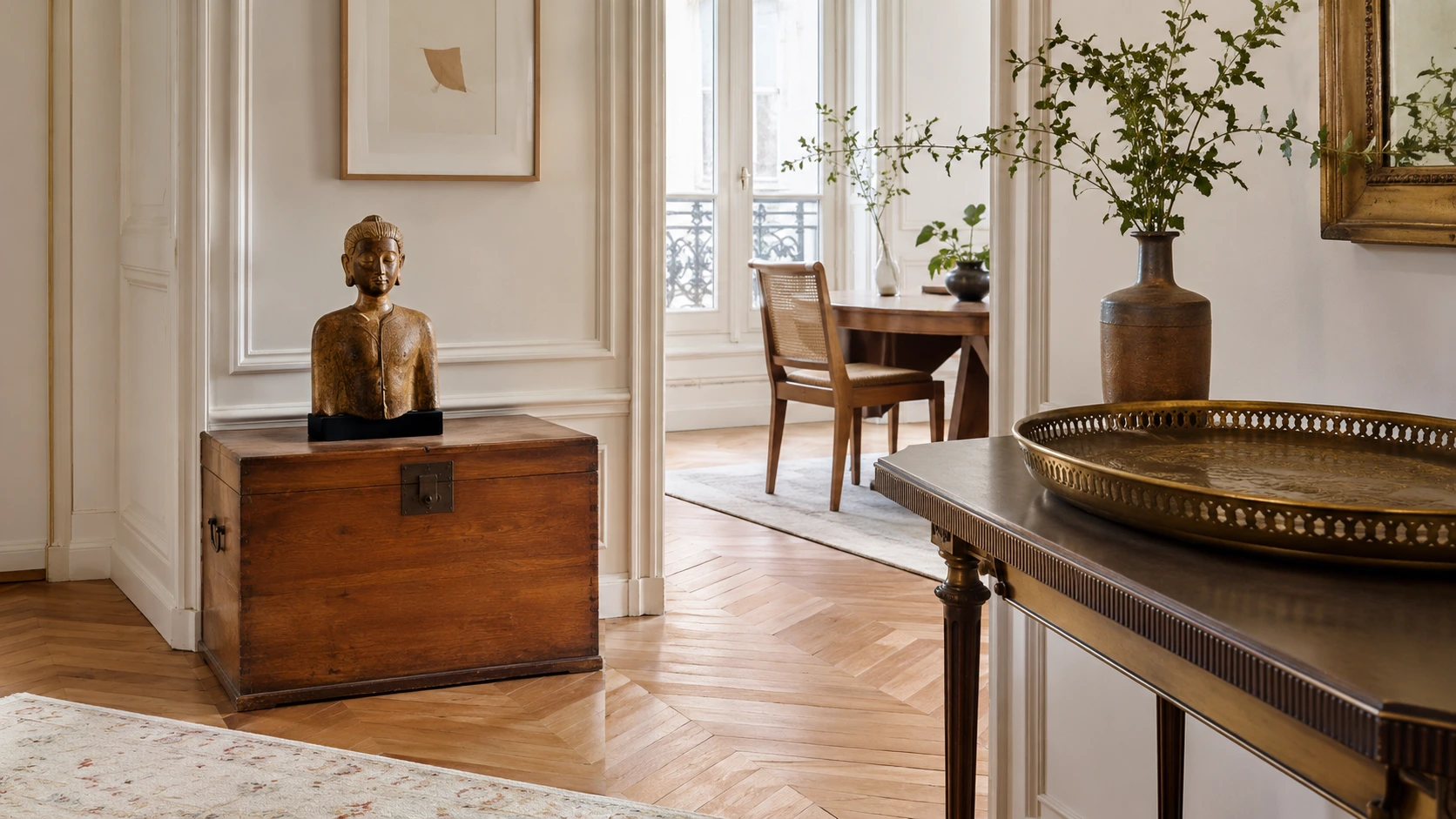 Objets anciens sélectionnés dans un intérieur lumineux