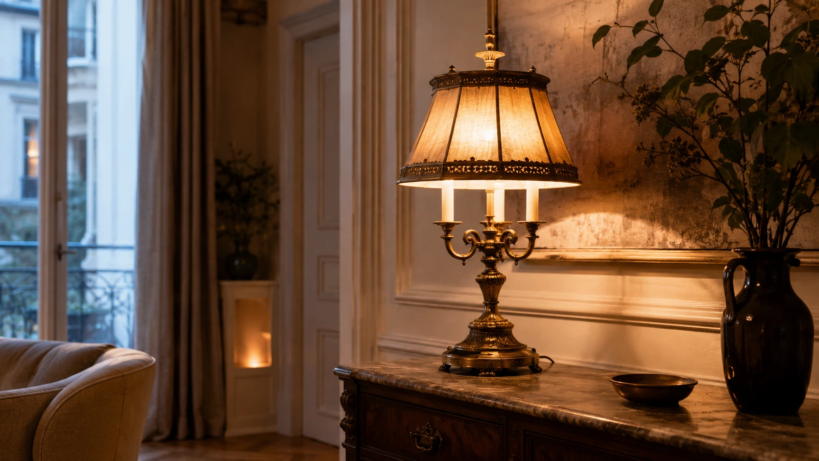 Lampe ancienne allumée dans un intérieur chaleureux
