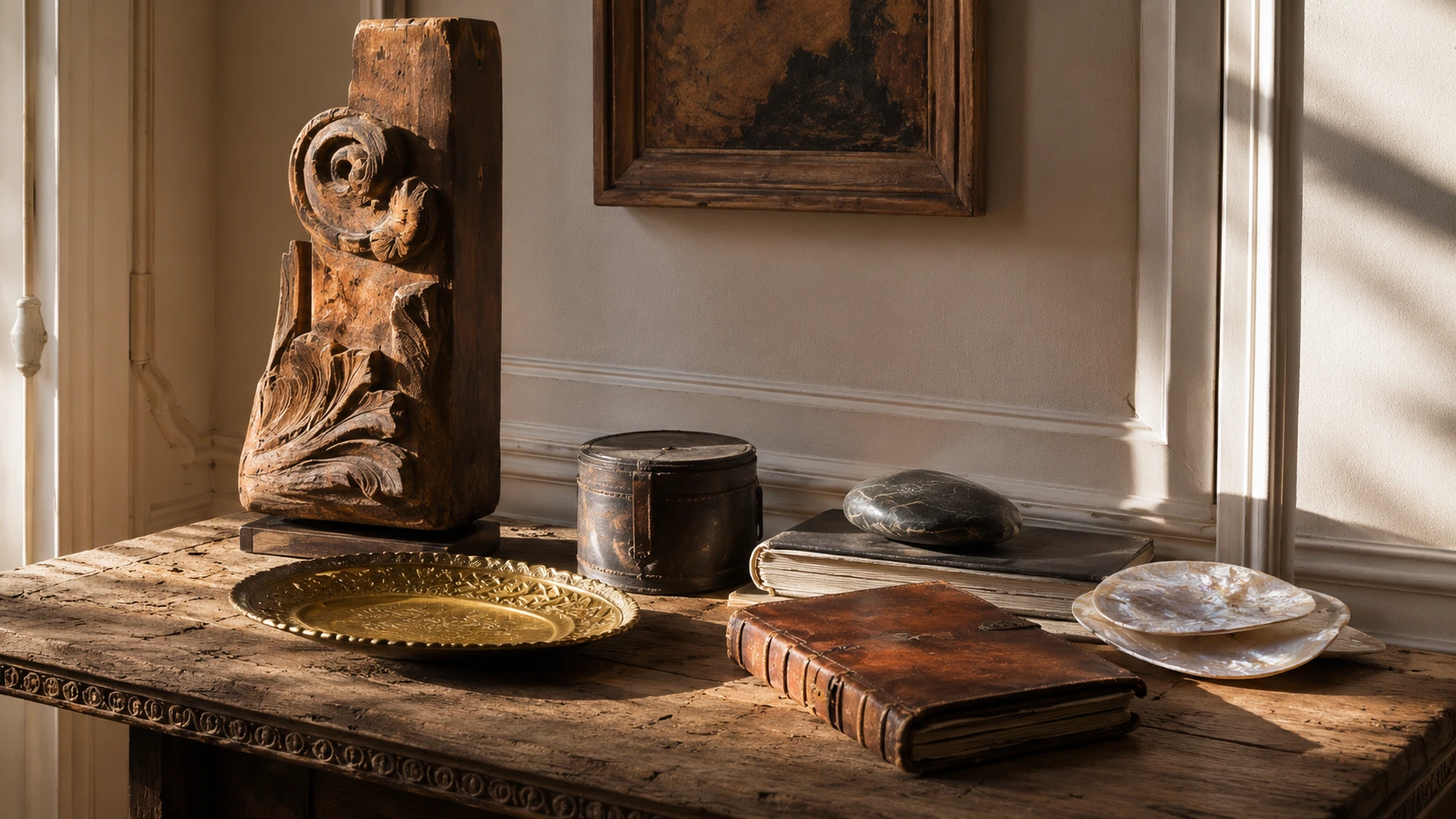 Bois sculpté, métal patiné, cuir, pierre et nacre sur une table ancienne