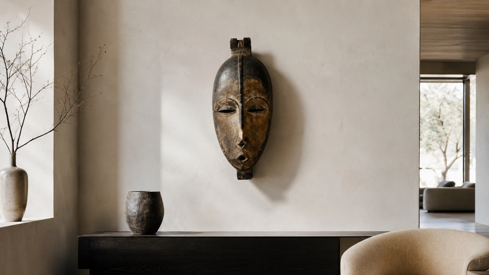 Figure africaine ancienne mise en valeur dans un intérieur contemporain