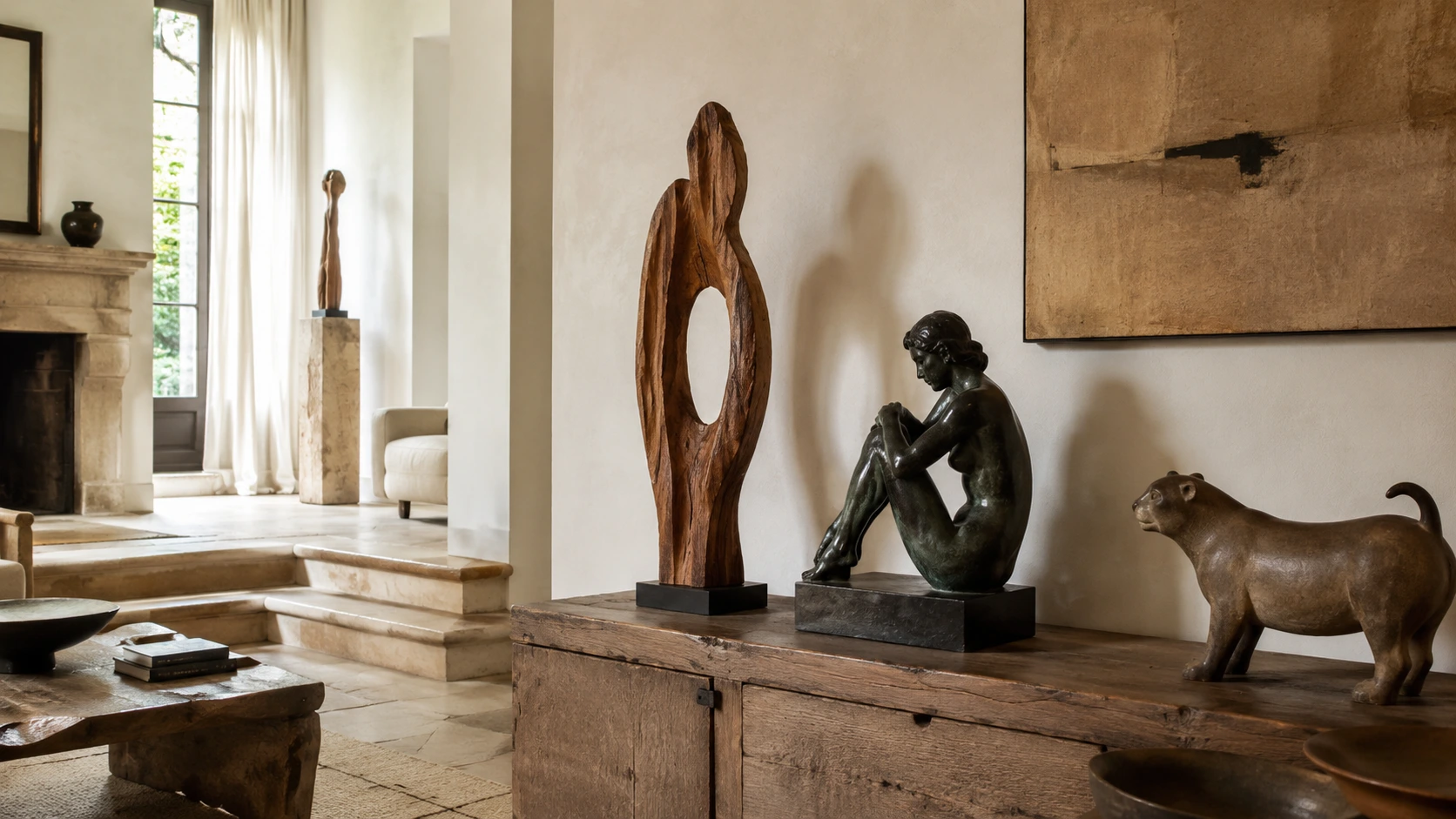 Sculptures en bois et bronze présentées dans un intérieur élégant