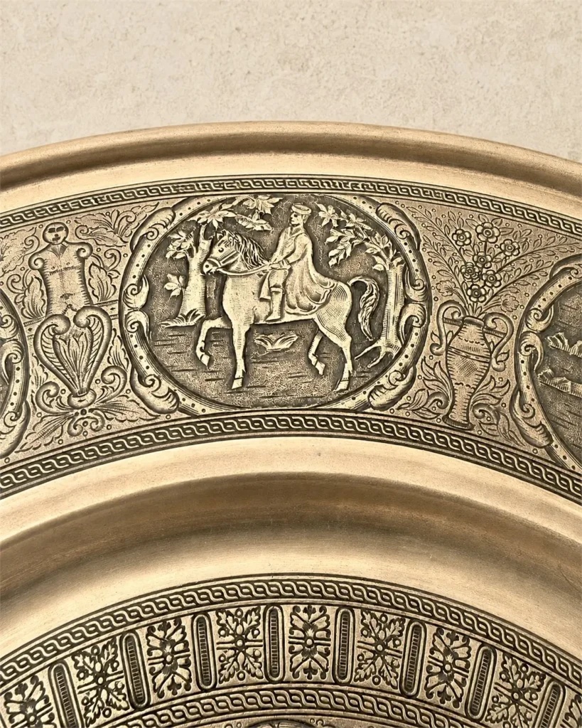 grand plat mural en laiton repousse 01