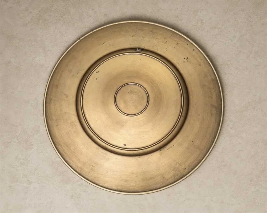 grand plat mural en laiton repousse 04