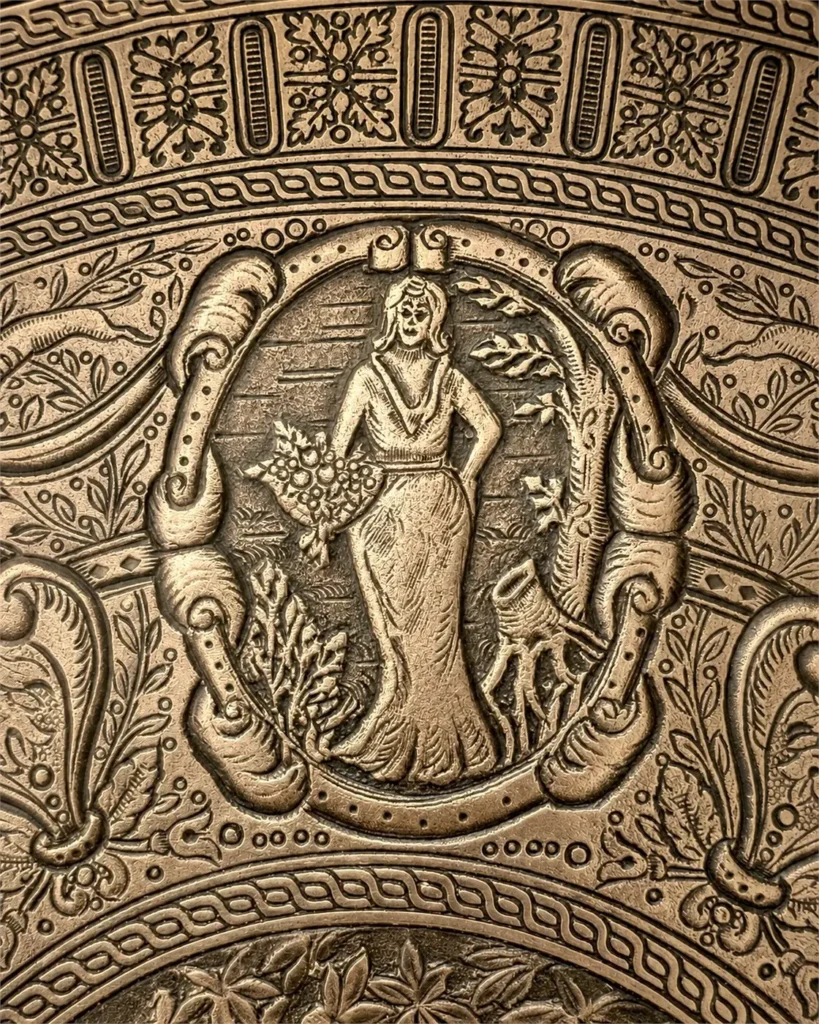grand plat mural en laiton repousse 07