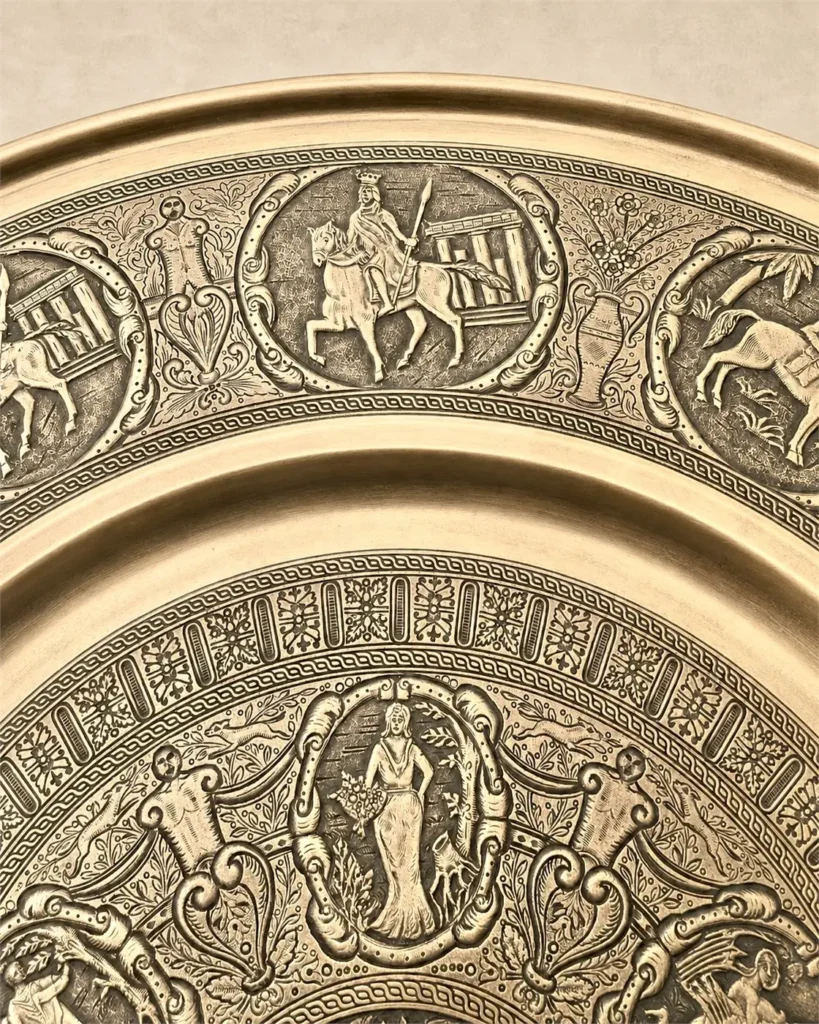 grand plat mural en laiton repousse 08