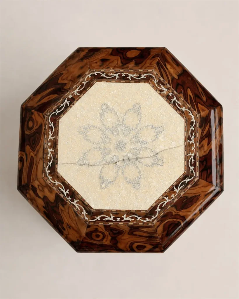gueridon oriental octogonal en bois veine 01