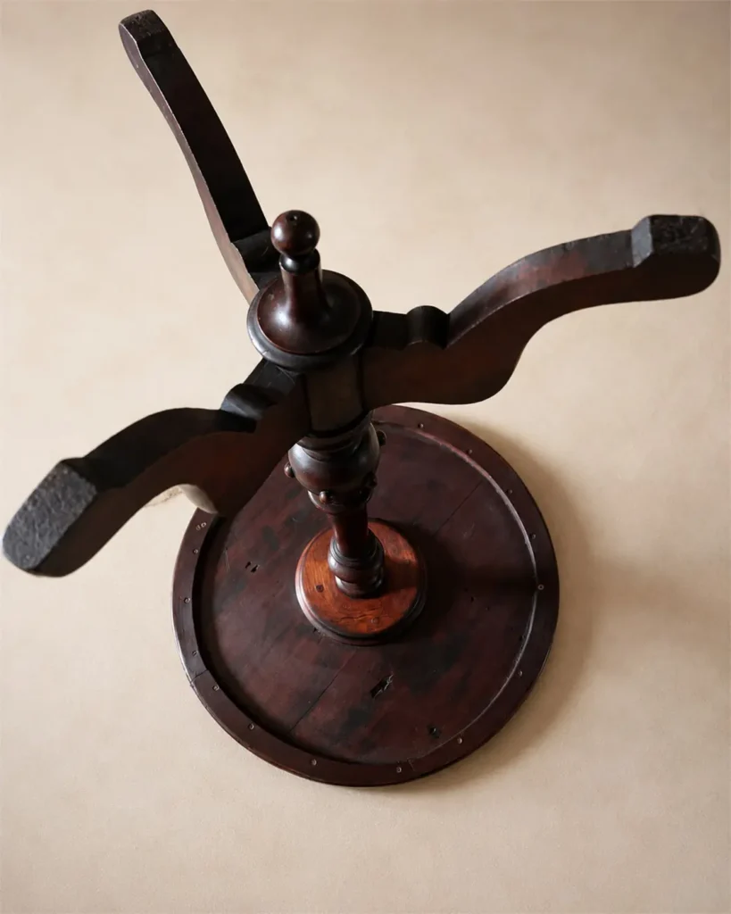 gueridon tripode bois noyer 01