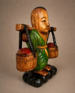 Sculpture thaïlandaise en bois peint – porteur de tortues
