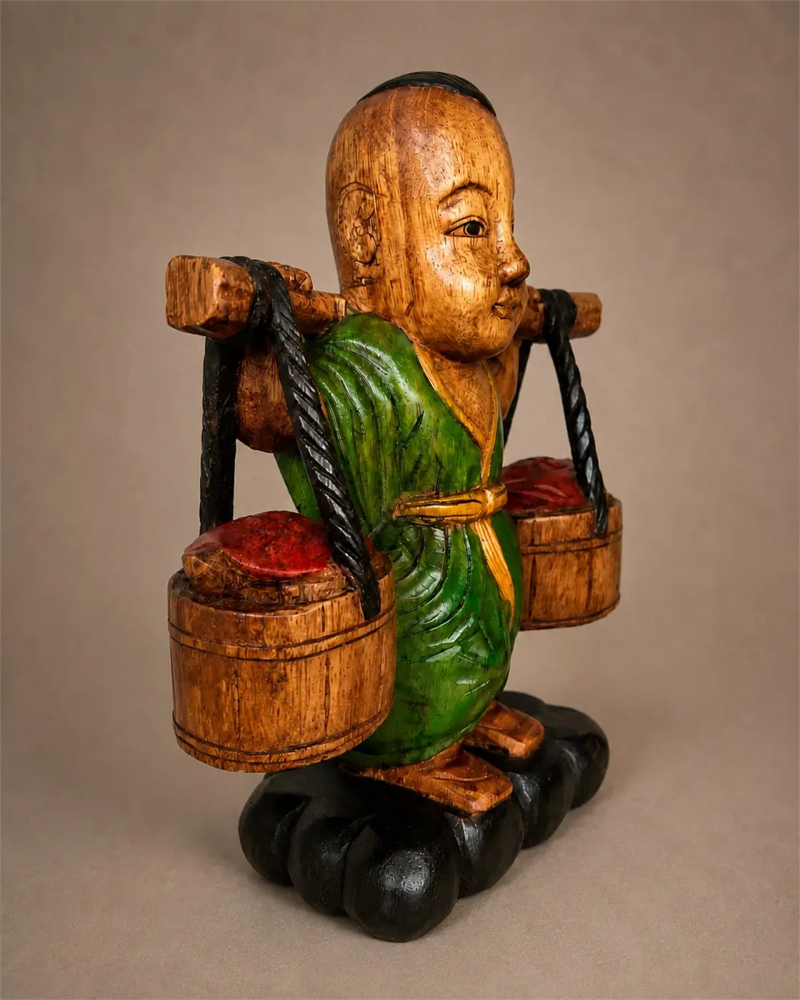 Sculpture thaïlandaise en bois peint – porteur de tortues