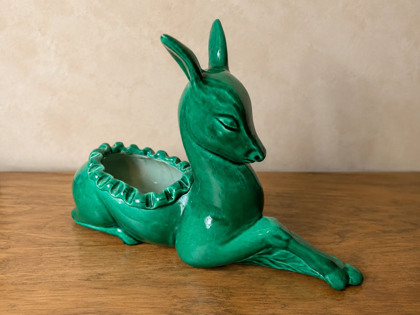 Biche en céramique émaillée verte