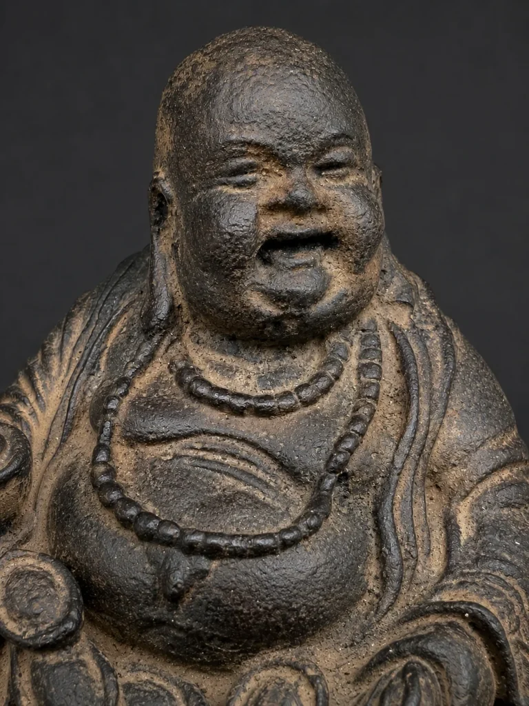 Budai chinois en terre cuite – Bouddha rieur aux sapèques