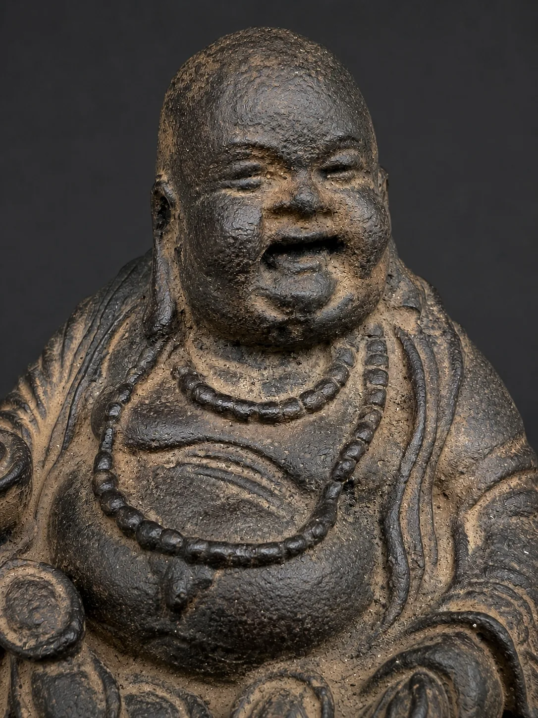 Budai chinois en terre cuite – Bouddha rieur aux sapèques