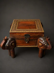 Coffret indien aux quatre éléphants sculptés – bois et métal
