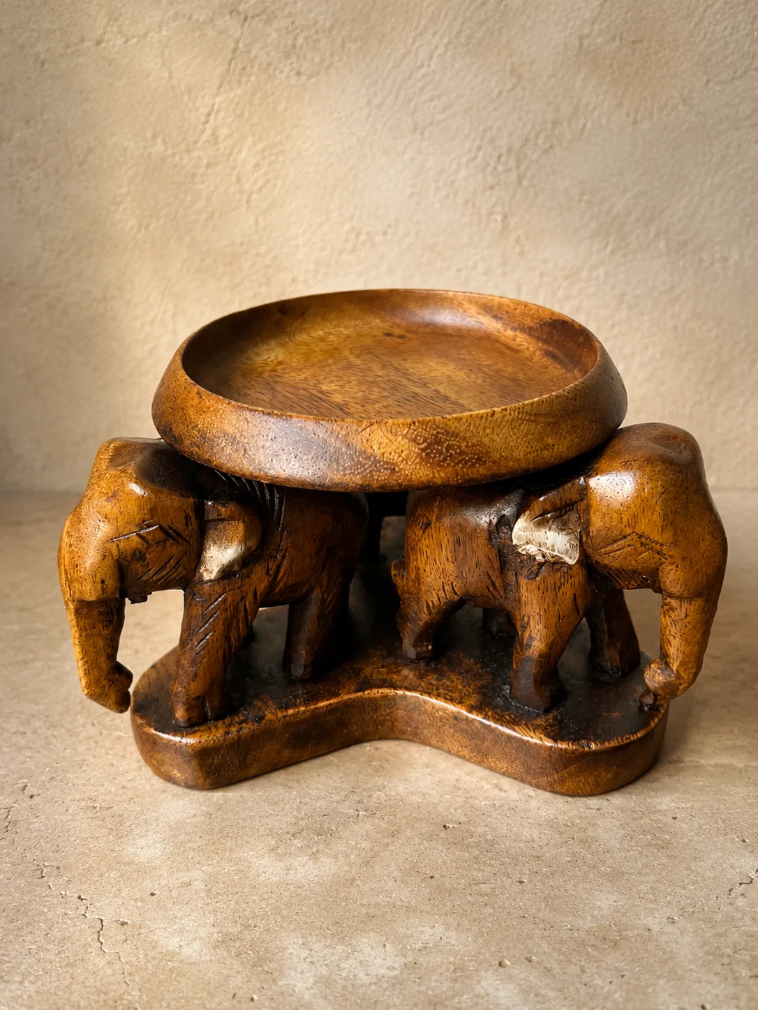 Coupe en bois sculpté sur trois éléphants – Inde