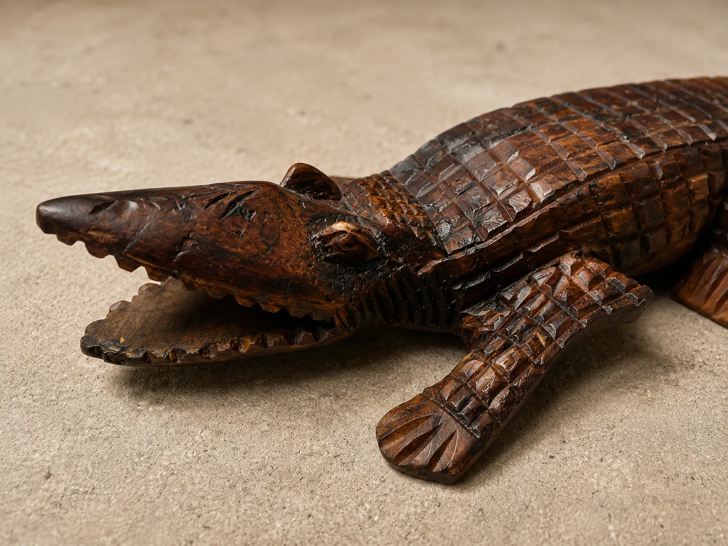 Crocodile sculpté en bois – Madagascar – 51cm