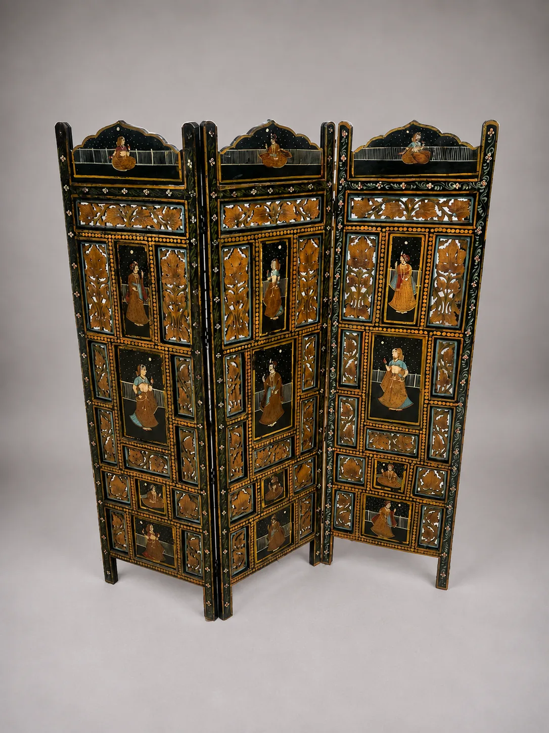 Paravent indien à trois panneaux en bois peint et ajouré – 137cm