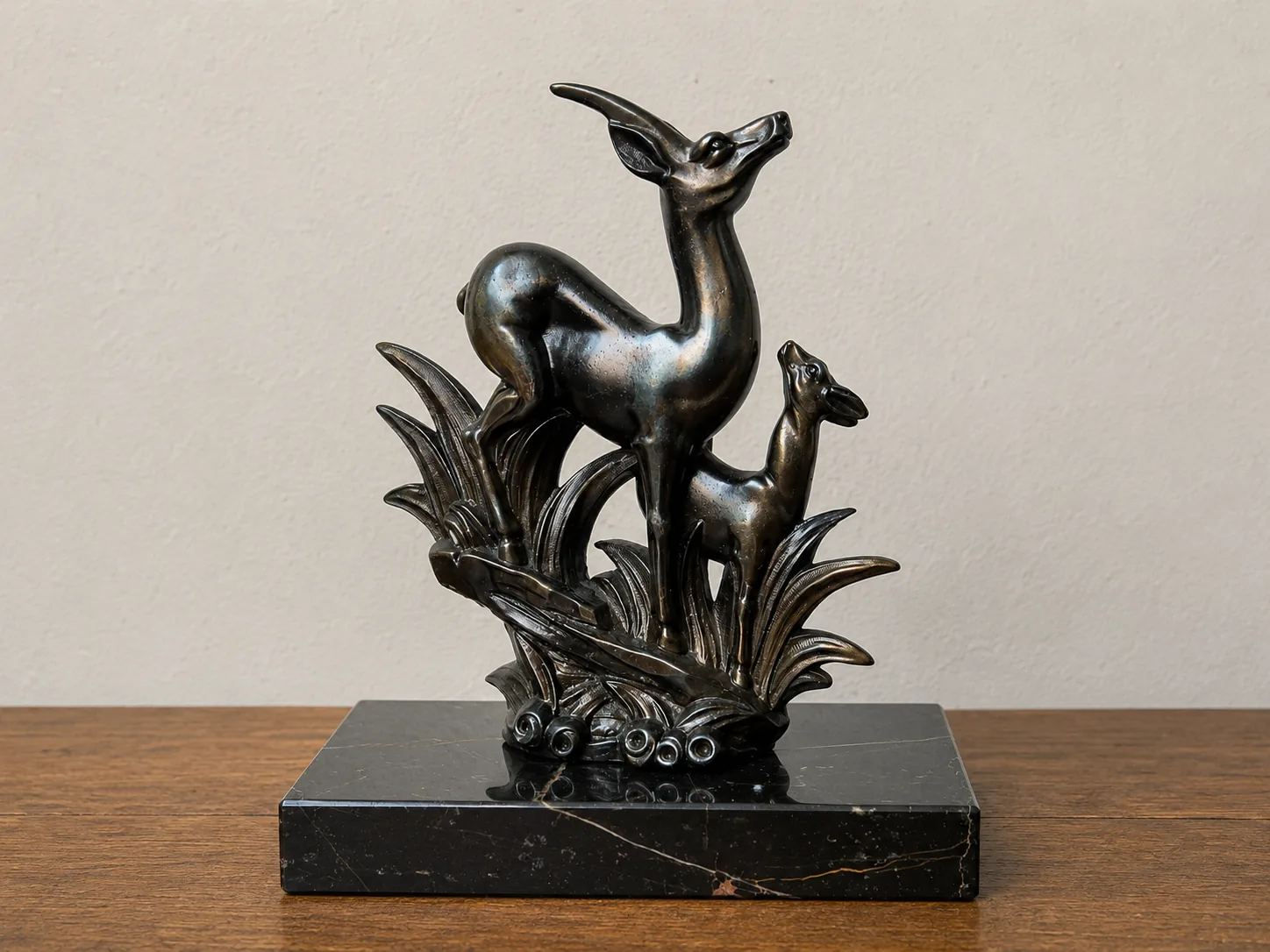 Sculpture Art déco – Antilope et son petit en régule sur marbre