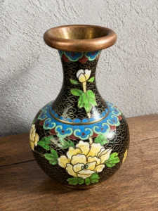 Petit vase chinois en cloisonné à décor floral