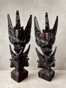 Paire de sculptures balinaises Vishnu sur Garuda en bois sculpté