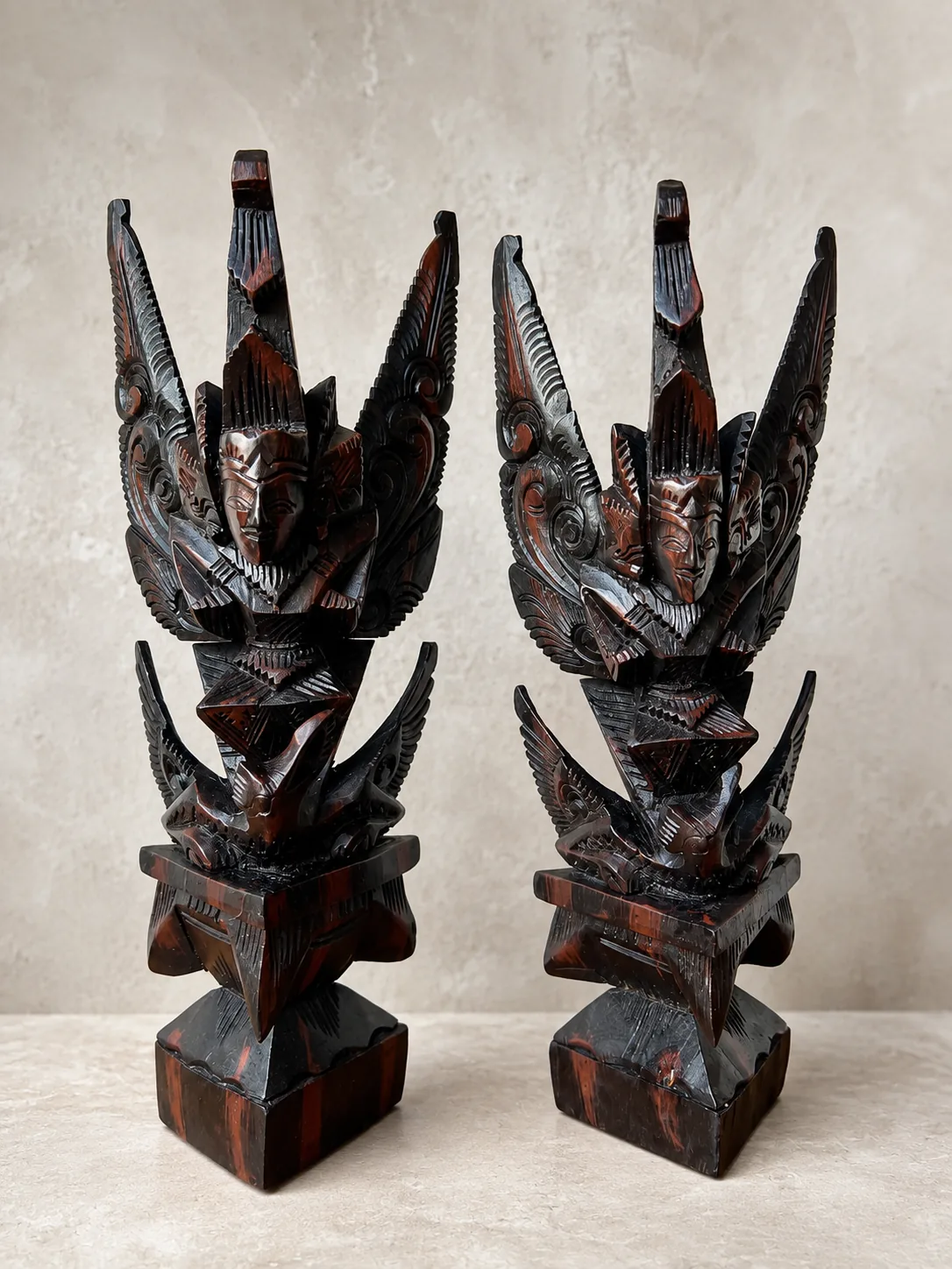 Paire de sculptures balinaises Vishnu sur Garuda en bois sculpté