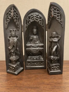 Autel triptyque chinois en bois sculpté – Guanyin