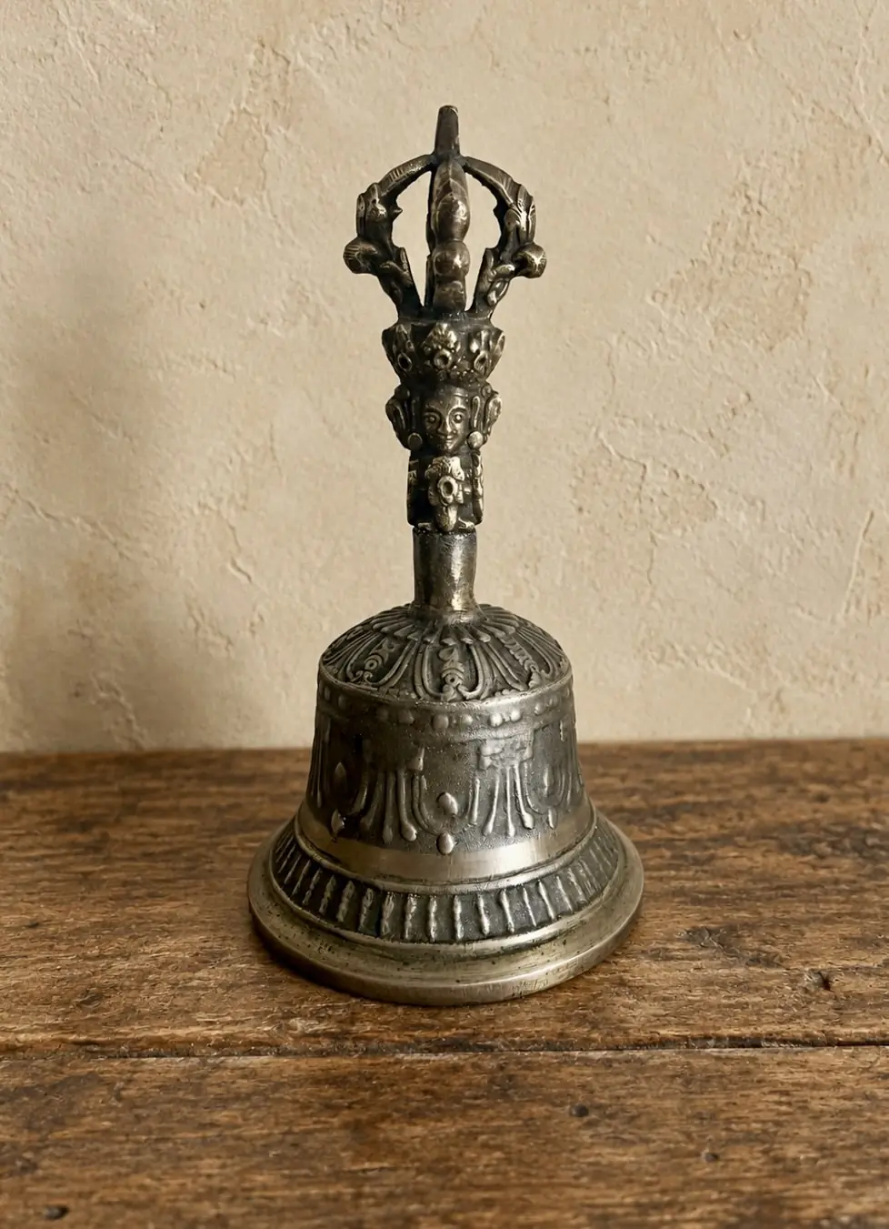Cloche rituelle tibétaine en bronze – 15cm – Prajñāpāramitā et vajra
