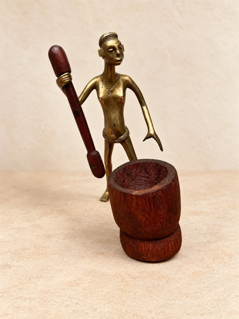 Femme au mortier en laiton et bois – Art Fon, Bénin – 14 cm