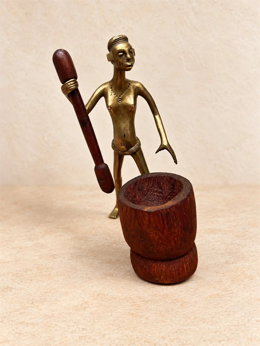 Femme au mortier en laiton et bois – Art Fon, Bénin – 14 cm