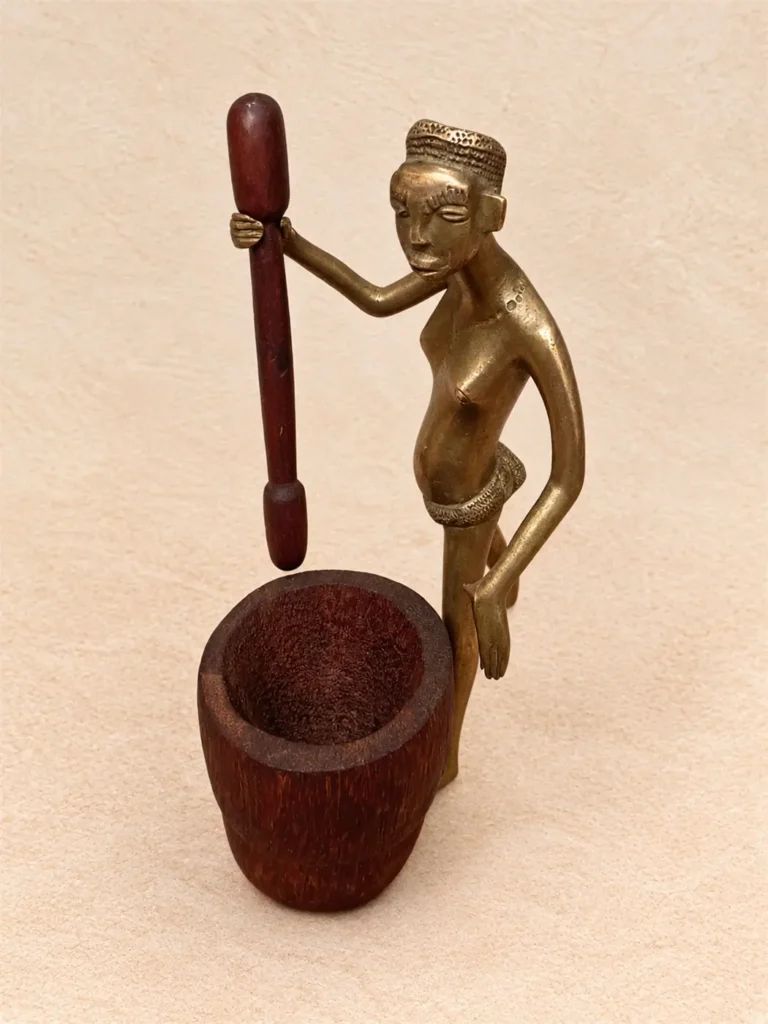 femme au mortier fon du benin laiton et bois 02