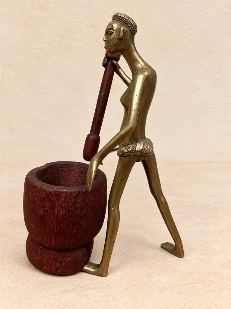 femme au mortier fon du benin laiton et bois 03