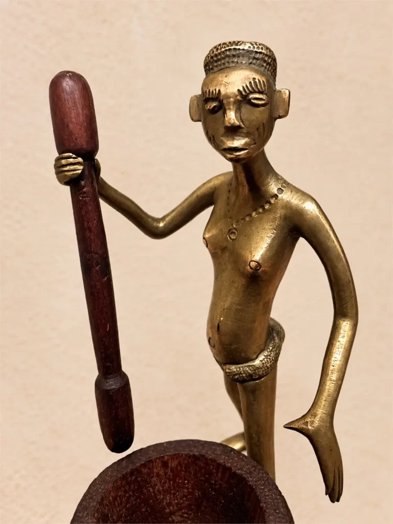 femme au mortier fon du benin laiton et bois 04
