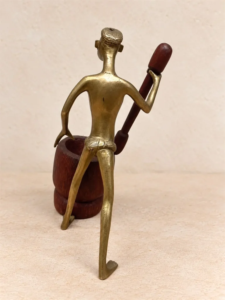 femme au mortier fon du benin laiton et bois 05