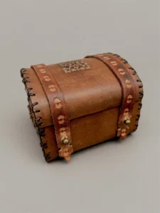 Petit coffret marocain en cuir travaillé et lacé