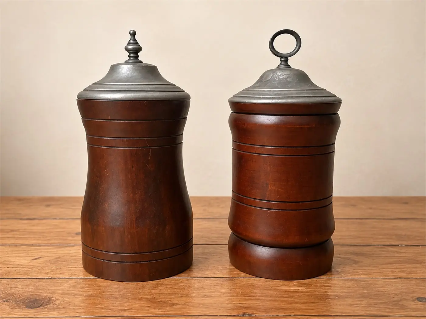Paire de pots d’apothicaire en bois tourné et étain