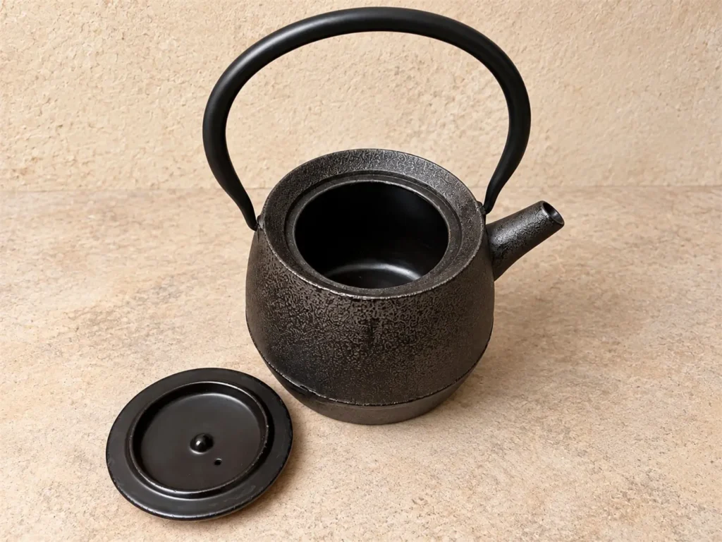 theiere japonaise fonte noire emaillee 02 1