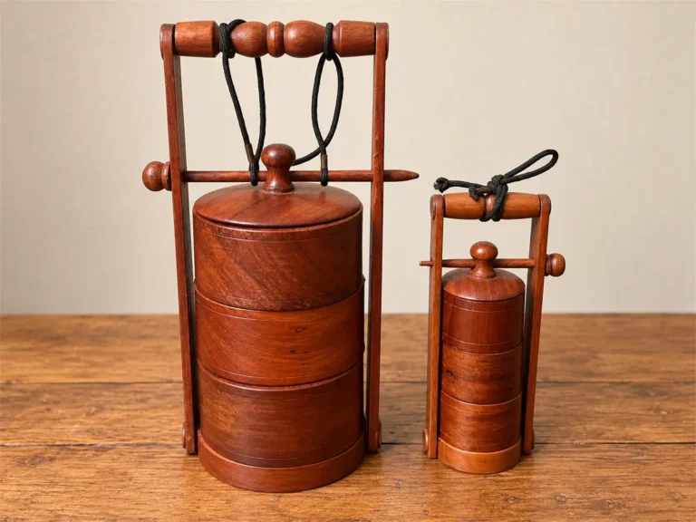 Paire de tiffins birmans en bois tourné – Myanmar